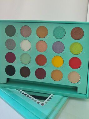 Bh Cosmetics Daisy Marquez Palette